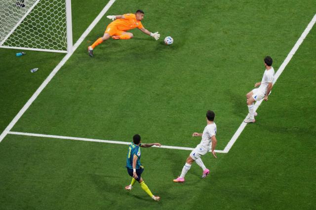 사상 처음으로 국제축구연맹FIFA 월드컵 무대에 출전한 우즈베키스탄이 조별리그 첫 경기에서 완패의 쓴맛을 봤다 사진연합뉴스·로이터