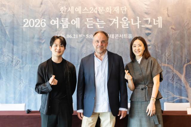 18일 그랜드 하얏트 서울에서 피아니스트 선우예권왼쪽부터 바리톤 마티아스 괴르네 백수미 한세예스24문화재단 이사장이 ‘여름에 듣는 겨울나그네’ 공연에 앞선 기자간담회에서 기념 촬영을 하고 있다 사진한세예스24문화재단 
