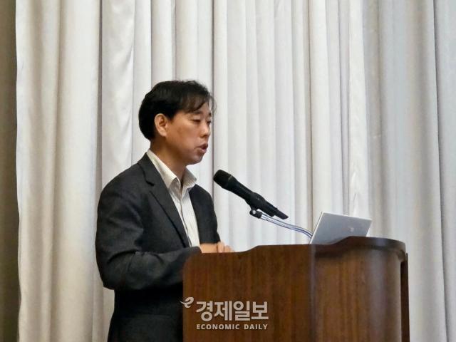 홍성수 숙명여대 법학부 교수가 주제발표를 진행하고 있다 사진류청빛 기자