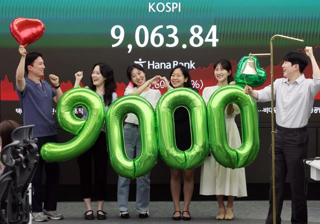 Employees celebrate the KOSPIs breakthrough above the 9000-point mark at the dealing room of Hana Bank headquarters in central Seoul on June 18 2026 The benchmark KOSPI closed at 906384 up 19960 points or 225 percent from the previous session AJP Yoo Na-hyun