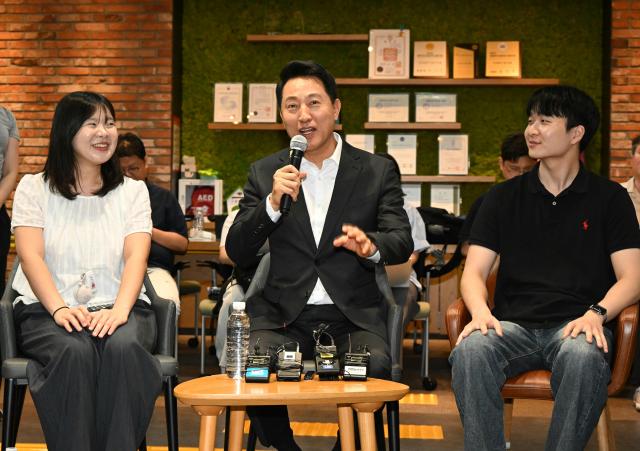 오세훈 서울시장이 18일 성동구 링키지랩에서 열린 서울영커리언스 인턴십 현장소통 간담회에서 청년들과 이야기를 나누고 있다 사진서울시