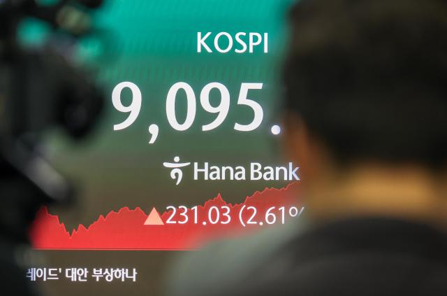 A member of the media waits for the market close at the dealing room of Hana Bank headquarters in central Seoul on June 18 2026 after the benchmark KOSPI climbed above the 9000-point mark for the first time AJP Yoo Na-hyun