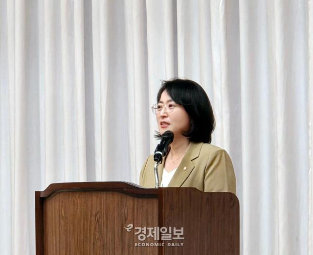 이주희 국회 과학기술정보방송통신위원회 의원이 기조연설을 진행하고 있다 사진류청빛 기자