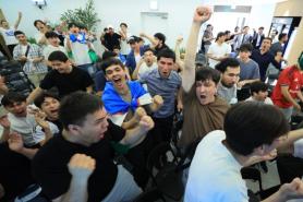 Uzbek residents in South Korea cheer national team during World Cup match