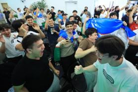 Uzbek residents in South Korea cheer national team during World Cup match