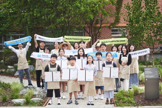 메트라이프생명 사회공헌재단이 파트너 기관 트리플래닛과 서울 도봉구 쌍문초등학교에 학교 숲 3호를 조성하고 기증식을 진행했다 사진메트라이프생명
