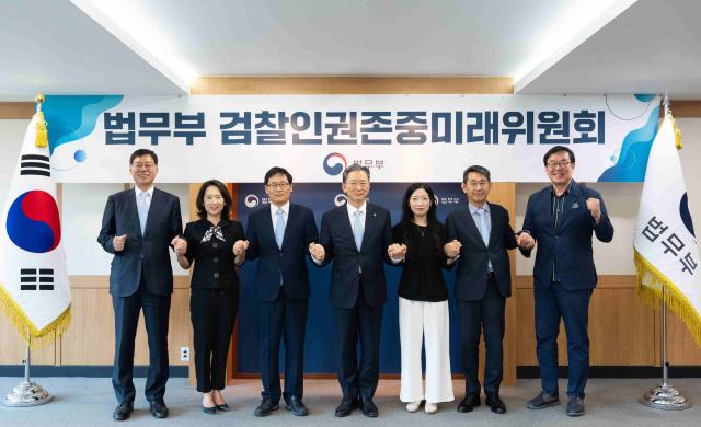 정성호 법무부 장관가운데이 지난 10일 정부과천청사 법무부에서 열린 검찰인권존중미래위원회 발족식에 참석해 위촉된 위원들과 기념촬영을 하고 있다 사진법무부