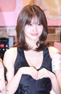TWICEs MOMO attends kombucha pop-up