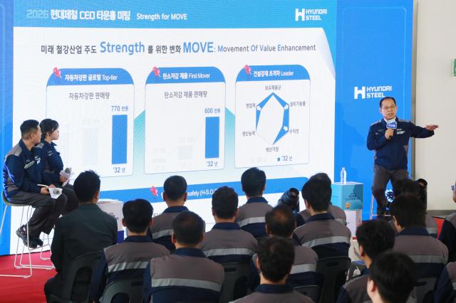 현대제철 이보룡 사장이 18일 당진제철소 안전문화관에서 진행된 CEO 타운홀미팅에서 직원들과 대화하고 있다 사진현대제철