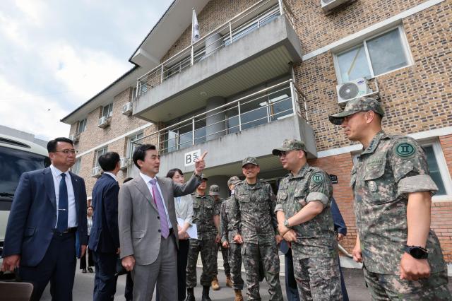 안규백 국방부 장관이 18일 오전 육군 제15사단의 군 주거 시설을 방문해 현장을 점검하고 있다 사진국방부