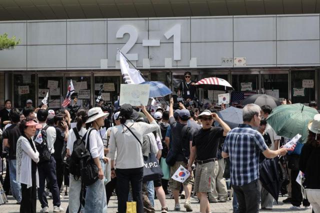 Protesters stage a rally in front of a gymnasium in Jamsil southern Seoul on June 16 2026 AJP Yoo Na-hyun
