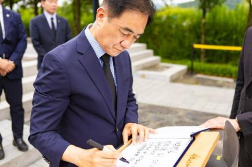 정장선 평택시장, 봉하마을 찾아 평택지원특별법 감사 전해