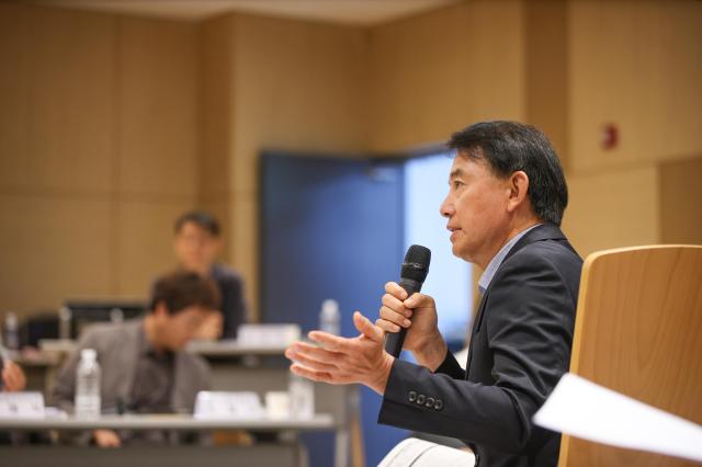 최현덕 남양주시장 당선인이 18일 1주차 시정 업무보고에서 주요 현안에 대해 발언하고 있다 사진최현덕 인수위