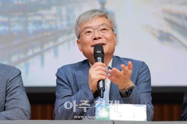 [포토] 발언하는 염용섭 SK경제연구소 소장