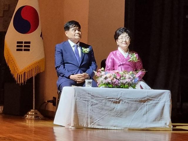 심규언 동해시장이 영상을 청취하고 있다 사진이동원 기자