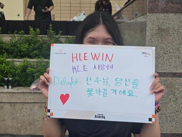 Người hâm mộ Việt Nam đến tham dự buổi gặp gỡ đội tuyển Hanwha Life Esports HLE của bộ môn Liên Minh Huyền Thoại League of Legends - LoL được tổ chức ngày 18 giờ địa phương tại Nhà thi đấu Quần Ngựa Hà Nội
Ảnh Yeonhap News
