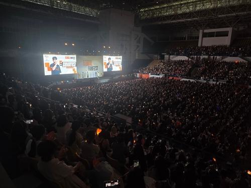 Hà Nội – Yonhap Phóng viên Park Jin-hyung Người hâm mộ Việt Nam tham dự buổi gặp gỡ đội tuyển Hanwha Life Esports HLE của bộ môn Liên Minh Huyền Thoại League of Legends - LoL diễn ra ngày 18 giờ địa phương tại Nhà thi đấu Quần Ngựa Hà Nội
Ảnh Yeonhap News