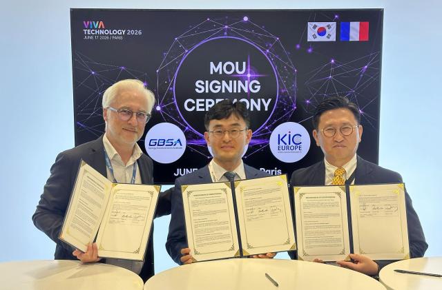 17일 ‘비바테크VivaTech 2026’ 경기도 DX존에서 김현곤 경과원장가운데과 다쏘시스템 프레데릭 바셰Frédéric Vacher 혁신 총괄Head of Innovation왼쪽 KIC 유럽 황종운 센터장오른쪽이 업무협약을 체결한 뒤 기념촬영을 하고 있다 사진경과원