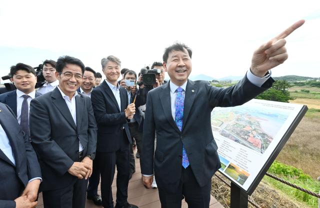 Deputy Prime Minister Koo Yun-cheol inspects a solar site in Haenam, South Jeolla Province on June 16.