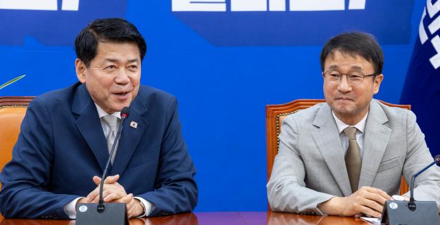 조국혁신당 김준형 신임 원내대표왼쪽가 19일 국회에서 취임 인사차 민주당을 방문해 더불어민주당 한병도 원내대표에게 인사말을 하고 있다사진연합뉴스