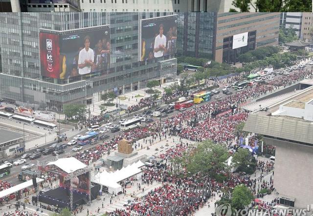 Citizens cheer in Gwanghwamun Square, Seoul, on June 19. [Photo=Yonhap News]