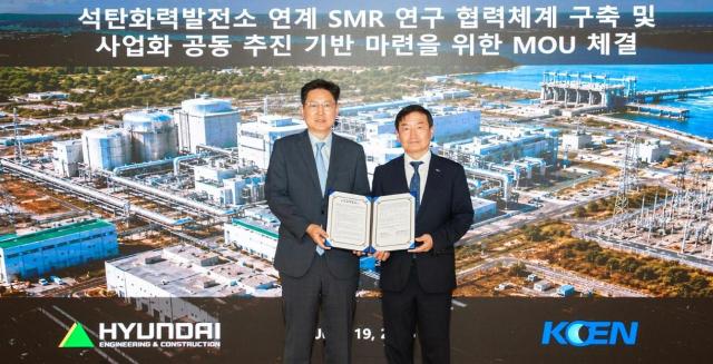 최영 현대건설 뉴에너지사업부장왼쪽과 이영기 한국남동발전 안전기술부사장이 업무협약 체결 후 기념사진을 촬영하고 있다 사진현대건설