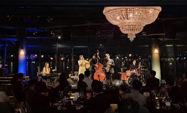 KB라이프가 지난 16일과 17일 서울 서초구 한강 반포 솔빛섬 무드서울에서 VIP 고객 초청 행사 무드 선셋 in 한강을 개최했다 사진KB라이프