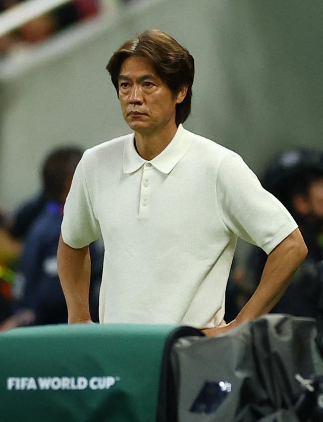 실책으로 멕시코전을 내준 홍명보 감독이 짙은 아쉬움 속에서도 평정심을 강조하며 남아프리카공화국과 최종전에 전력을 쏟겠다는 뜻을 밝혔다 사진연합뉴스·로이터