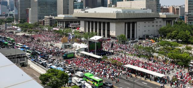 South Korean football fans cheer while watching the Group A match between South Korea and Mexico at a public viewing event at Gwanghwamun Square in Seoul on June 19 2026 during the 2026 FIFA World Cup AJP Yoo Na-hyun