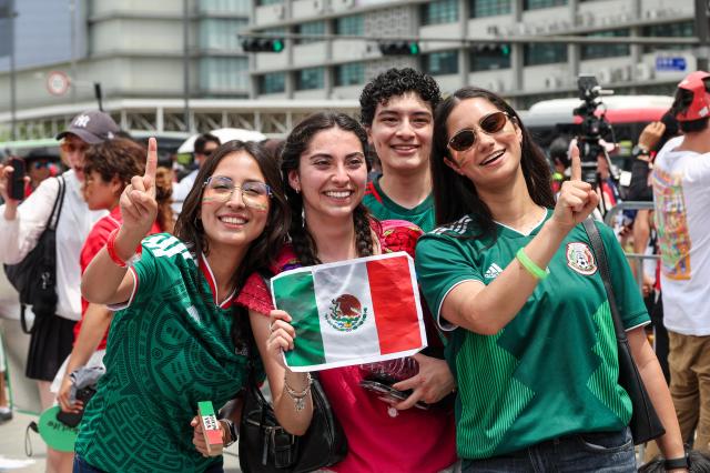 Mexican football fans cheer while watching the Group A match between South Korea and Mexico at a public viewing event at Gwanghwamun Square in Seoul on June 19, 2026, during the 2026 FIFA World Cup. AJP Yoo Na-hyun
2026북중미월드컵 멕시코 ajupress