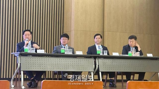 대한항공이 19일 오후 서울 영등포구 여의도 한국투자증권 본사에서  대한항공·이사아나항공 합병 관련 주주간담회를 개최했다 왼쪽부터 우기홍 대한항공 대표이사 부회장 하은용 대한항공 최고재무책임자CFO 박희돈 경영전략본부장 부사장 오문권 전무 사진김아령 기자