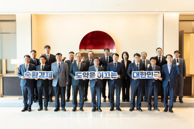 LG電子が19日、ソウル市江南区のポスコセンターで政府および企業関係者と『循環経済先導企業・産業団地育成・支援のための協定』を締結した。前列右から三番目から左方向に、LG電子の白勝泰HS事業本部長、ポスコの李希根社長、気候エネルギー環境省の金成煥長官、現代製鉄の李保龍社長。