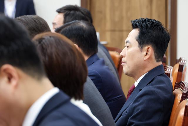 Jang Dong-hyuk, leader of the People Power Party, appears deep in thought during a Supreme Council meeting at the National Assembly on June 18.