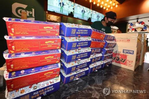 Đội tuyển Hàn Quốc thi đấu World Cup, các chuỗi gà rán bội thu doanh thu