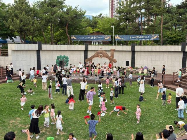 달성군육아종합지원센터 오페라 별나라 여행 사진지난 12일 달성군 현풍읍 포산공원 야외음악당에서 개최된 오페라 별나라 여행 사진달성군