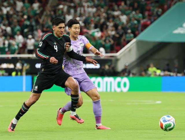 19일한국시각 멕시코 과달라하라 사포판의 에스타디오 과달라하라에서 열린 2026 북중미월드컵 대한민국과 멕시코의 경기에서 손흥민 선수가 공 향해 달려가고 있다사진연합뉴스