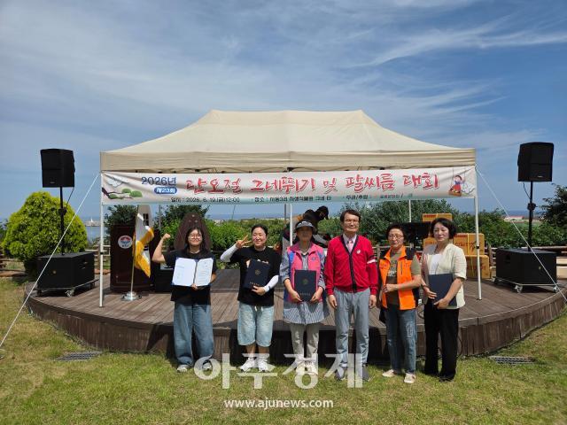 19일 울릉읍 사동리 자생식물원에서 열린 제23회 민속 그네뛰기 대회에서 수상자들이 최동일 울릉문화원장왼쪽 네 번째과 기념촬영을 하고 있다