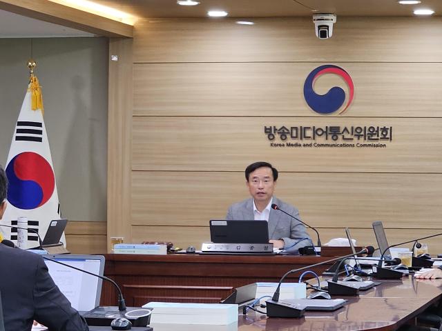 제18차 전체회의 진행하는 김종철 방미통위원장 사진연합뉴스