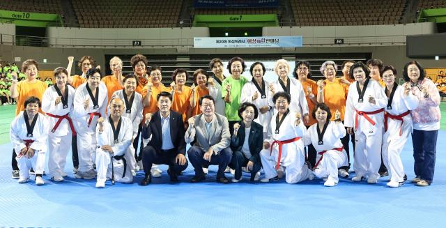 정명근 화성특례시장을 비롯하여 배정수 화성특례시의회 의장과 송옥주 국회의원이 제20회 여성 화합한마당에 참석해 여성단체 회원들과 기념촬영을 하고 있다 사진화성시