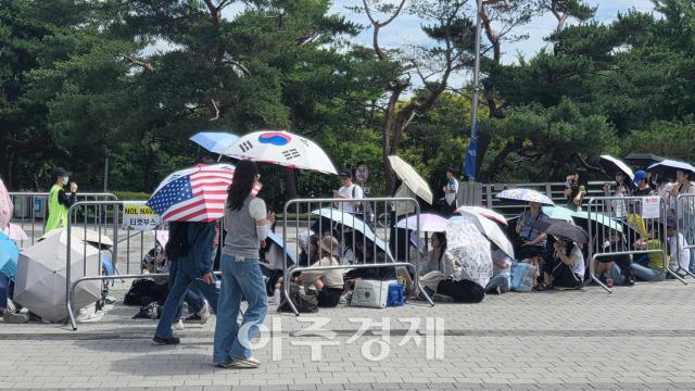 The blockade protest at the Jamsil vote counting center, triggered by the ballot shortage during the June 3 local elections, has now entered its 17th day. On this day, several performances were scheduled, leading to a large crowd of attendees and protesters. Photo by Park Jong-ho.
