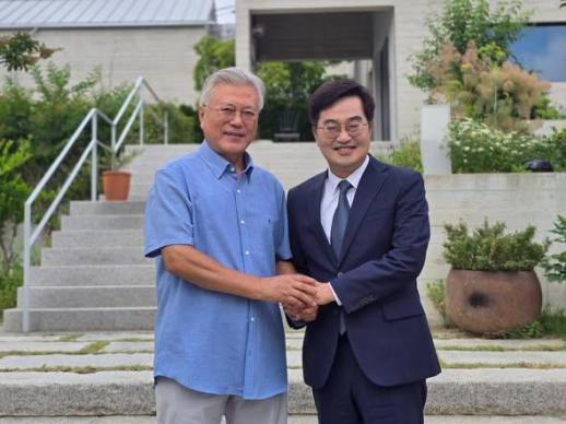 김동연, 퇴임 앞두고 문재인 전 대통령 예방...귀한 가치 이어가겠다