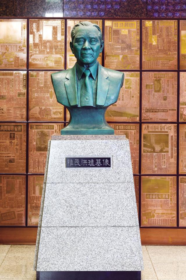 유민관에 설치됐던 홍진기 선생의 흉상 흉상 뒷편 벽면에는 중앙일보의 주요 역사적 보도 기사들이 동판 형태로 장식되어 있다 사진독자제공 
