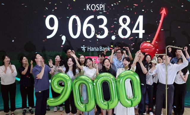 코로나 이후 첫 정상 성장…곳곳에 드리운 불안한 균열