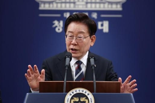 李대통령, 靑참모진 인적 쇄신…수석 절반 교체했다