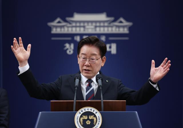 이재명 대통령이 지난 19일 청와대 춘추관에서 열린 G7 참석·유럽 순방 결과 브리핑에서 취재진 질문에 답하고 있다 사진연합뉴스