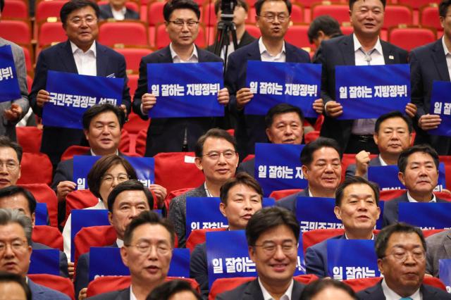 최현덕 남양주시장 당선인가운데이 지난 21일 더불어민주당 광역·기초단체장 당선자 워크숍에 참석해 당선인들과 함께 기념촬영을 하고 있다 사진최현덕 인수위
