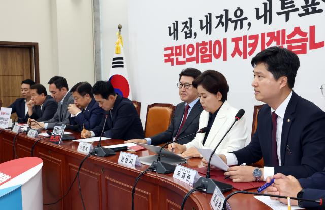 우재준 국민의힘 청년 최고위원오른쪽이 지난 18일 국회에서 열린 최고위원회의에서 발언하고 있다 사진연합뉴스