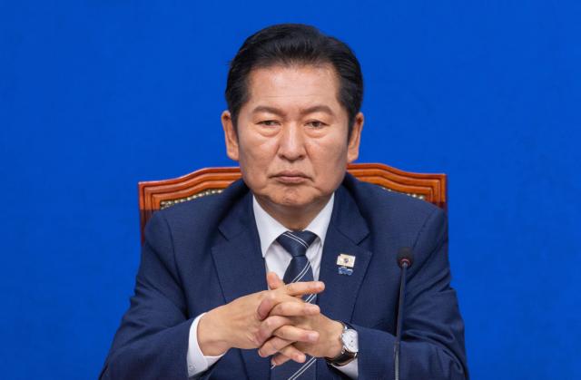 정청래 더불어민주당 대표가 15일 국회에서 열린 최고위원회의에서 강득구 최고위원의 발언을 듣고 있다 사진연합뉴스