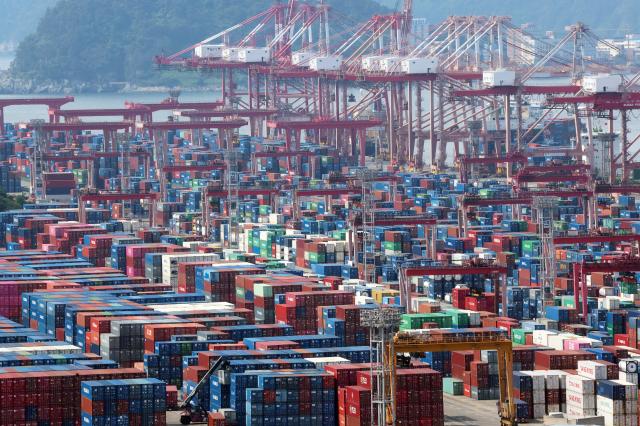 June 1-20 exports jumped 604 on year to record 62 billion with chips accounting for more than 40 of the shipments in June PhotoYonhap
