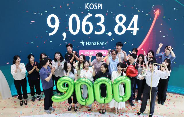 KOSPIs historic breach of 9000 mark celebrated at a trading floor at Hana Bank on June 18 2026 AJP Yoo Na-hyun